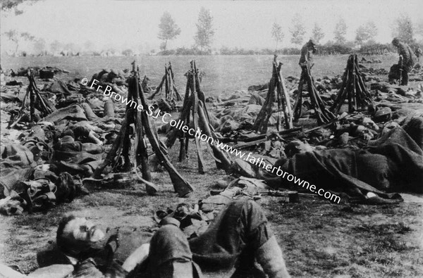 WORLD WAR 1 SOLDIERS RESTING RIFLES